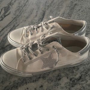 Vintage Havana sneakers in excellent condition!